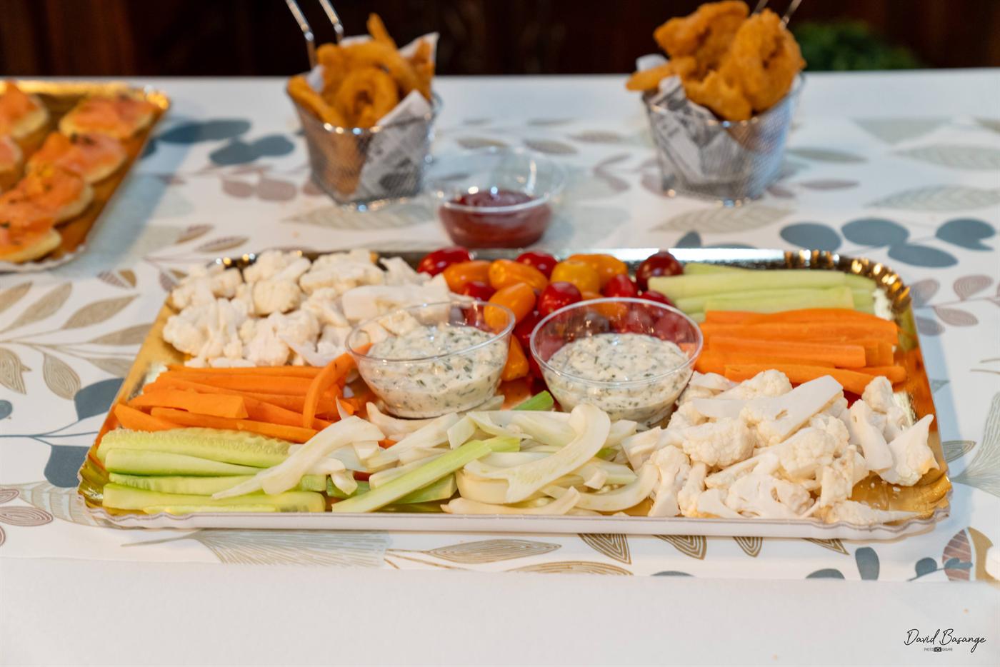 Plateau de crudités : carottes, concombre, chou-fleur, tomates cerises et sauces maison
