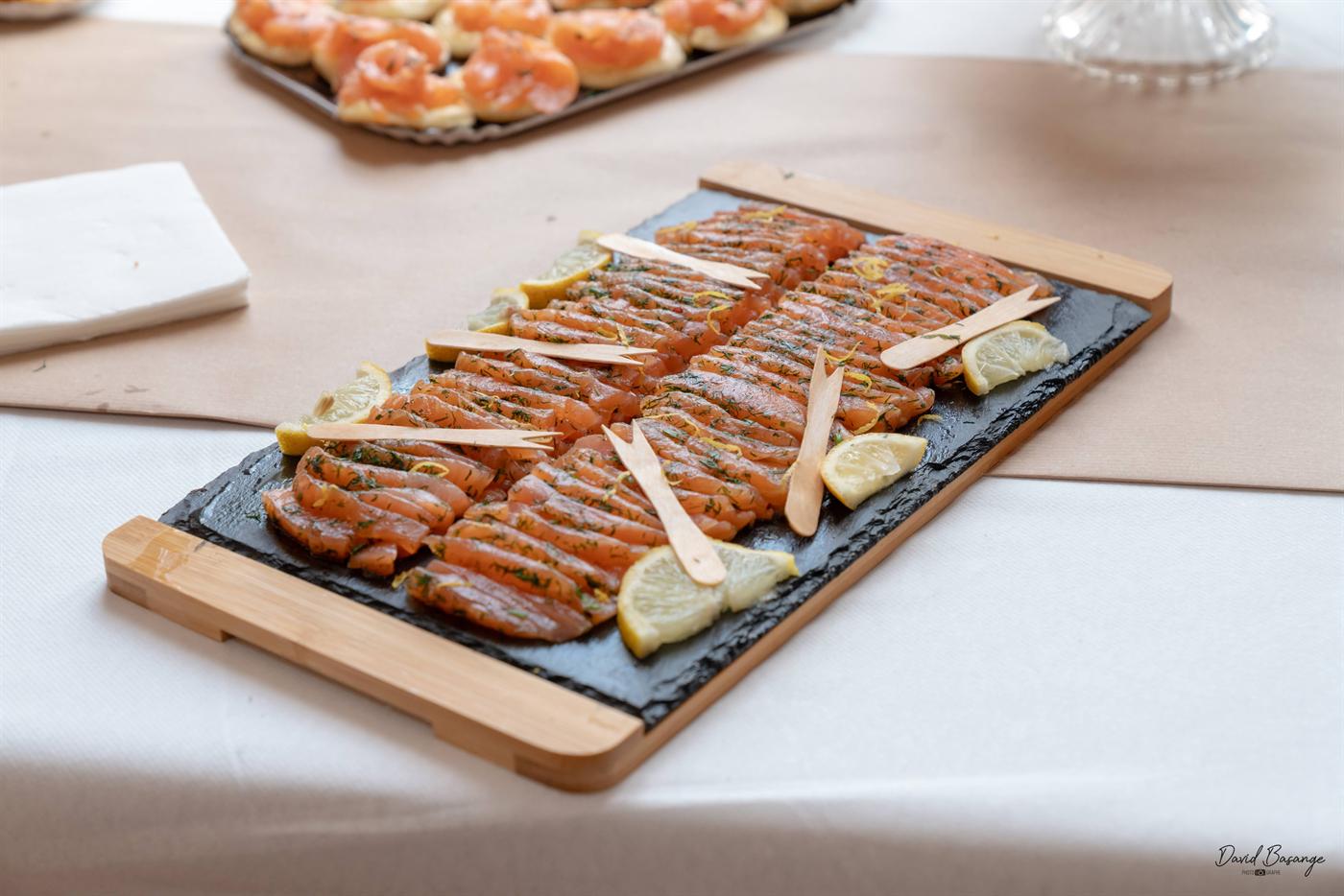 Plateau de gravlax de saumon, aneth et zestes de citron sur ardoise