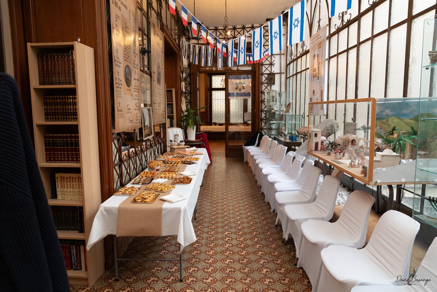 Assortiment de bouchées gourmandes dressées sur ardoise