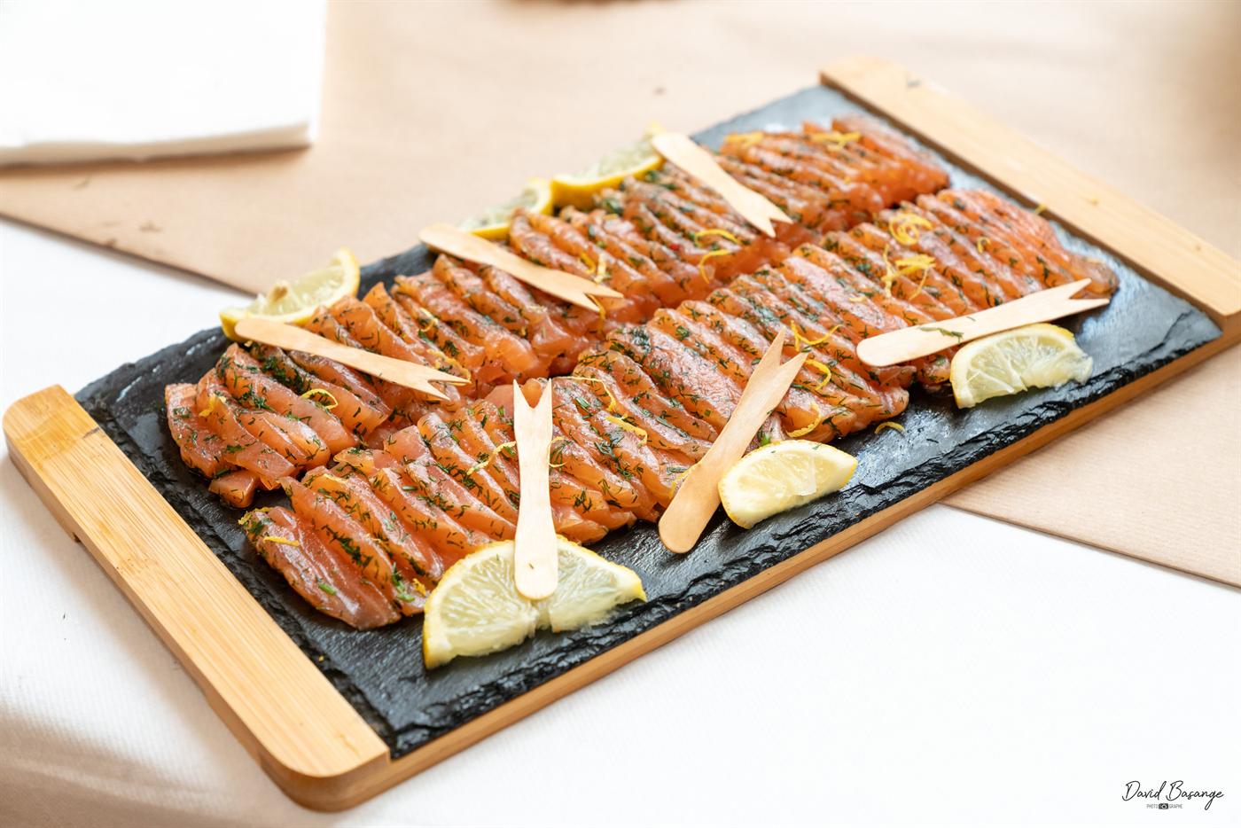 Gravlax de saumon mariné à l'aneth et zestes de citron, dressé sur ardoise