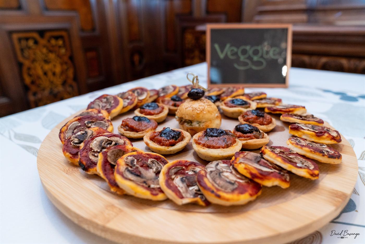 Plateau de mini pizzas et tartelettes veggie aux champignons, tomate et olive