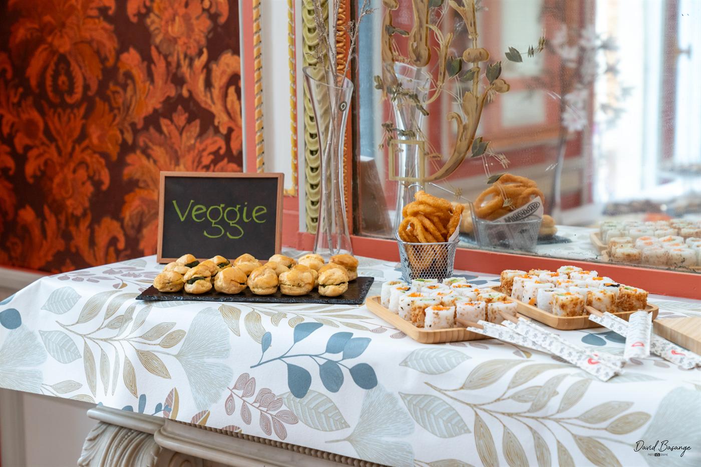 Plateau veggie : mini viennoiseries, maki et signaletique sur nappe botanique