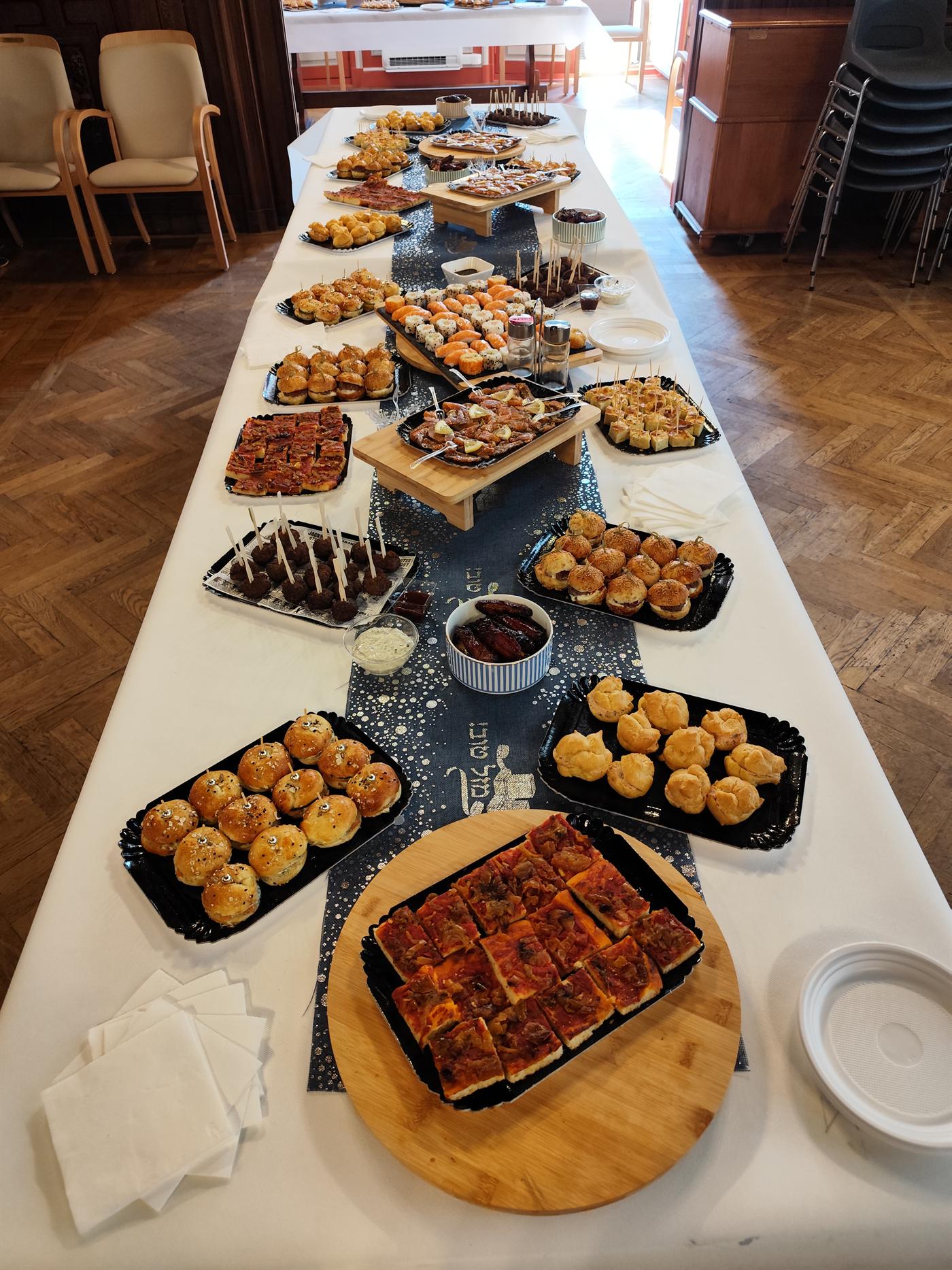 Buffet d'événement complet : mini-burgers, sushis, focaccias, mignardises