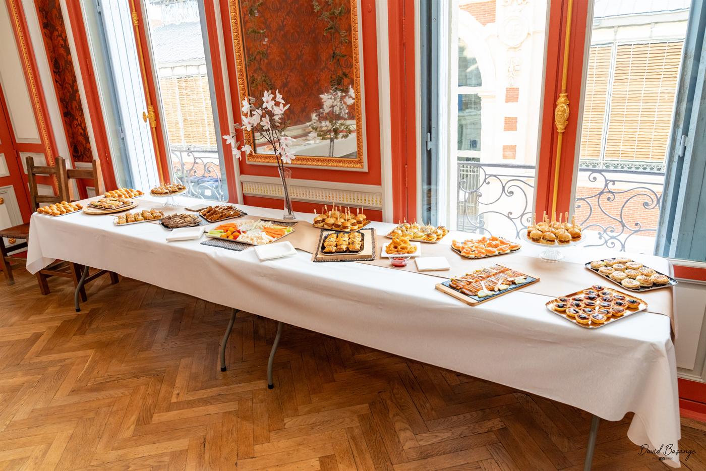 Buffet long pour réception : sliders, crudités, saumon fumé et mignardises