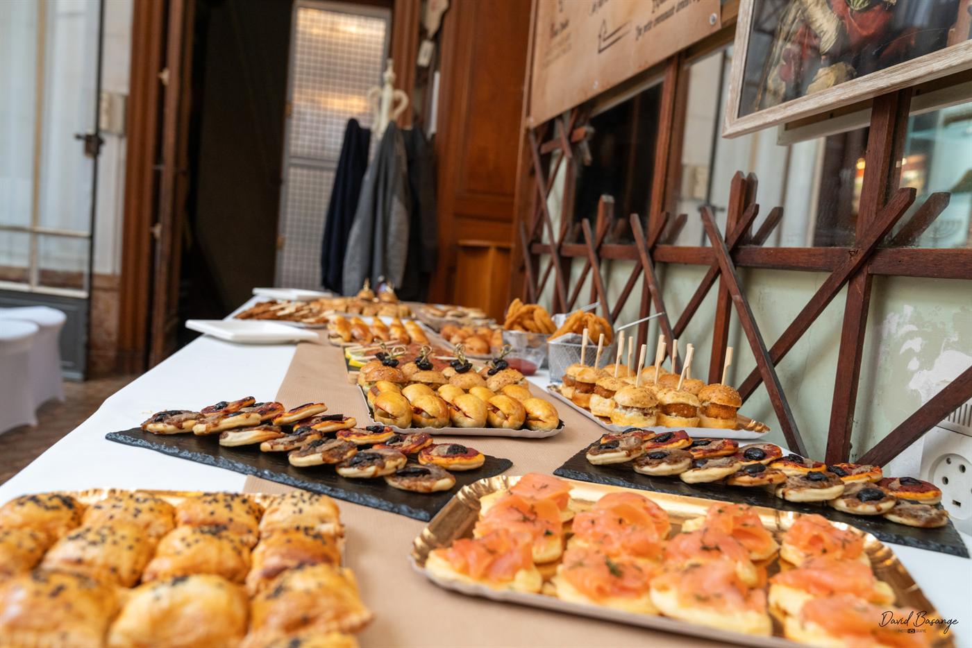 Assortiment gourmand : feuilletés, canapés au saumon, mini-pizzas et burgers