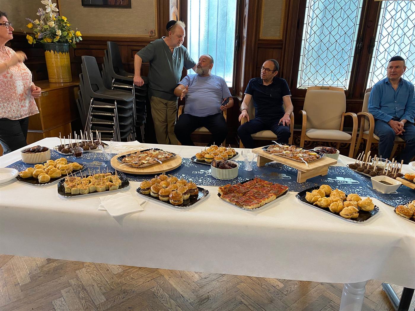 Mise en place d'une réception, buffet abondant et raffiné